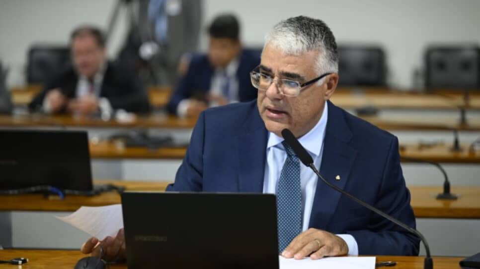 O senador Eduardo Girão em pronunciamento na CPI do Crime Organizado