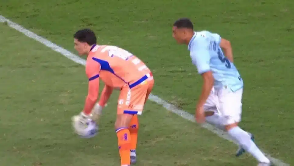 Carlos Vinicius foi astuto para roubar a bola do goleiro Brenno