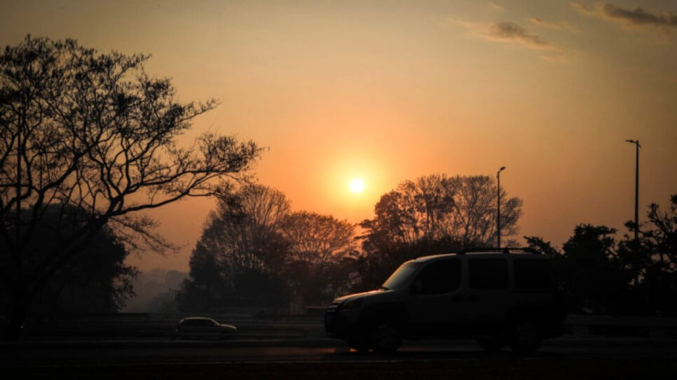Fumaça das queimada do Parque Nacional de Brasília cobrem o final da Asa Norte e Lago Norte