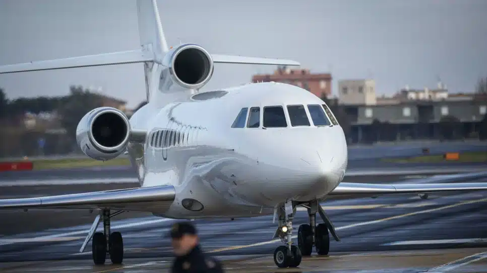 O jatinho Falcon 900LX, mesmo modelo adquirido por Neymar