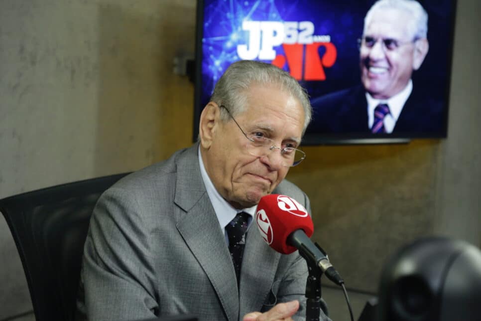 OI jornalista Joseval Peixoto sentado em um estúdio da Jovem Pan