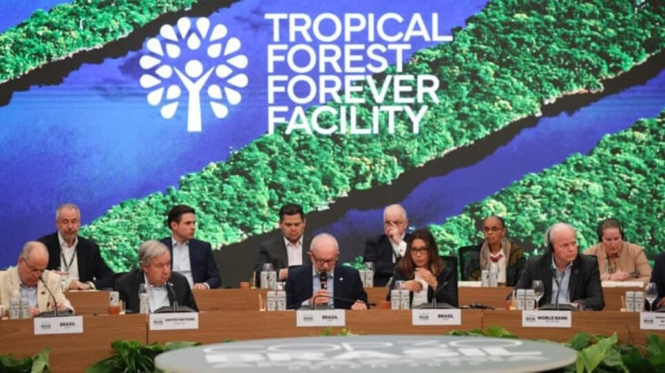 O presidente Lula em discurso sobre o Fundo de Florestas Tropicais para Sempre, principal iniciativa do Brasil na COP30; ao seu lado direito, a primeira-dama Janja Lula da Silva