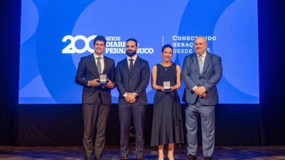 Da esquerda para a direita, o prefeito de Recife, João Campos, o superintendente do Diario, Diogo Vital, a governadora Raquel Lyra e o presidente do Diario, Carlos Vital, na cerimônia dos 200 anos do Diario de Pernambuco