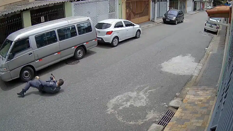Vídeo mostra toda a perseguição e o momento em que o PM dispara 15 vezes contra o homem