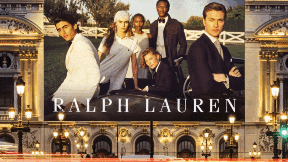 O preço médio do varejo aumentou 12% na rede de distribuição direta ao consumidor. As vendas comparáveis de lojas diretas ao consumidor cresceram 13% globalmente: Na imagem, um outdoor da Ralph Laure