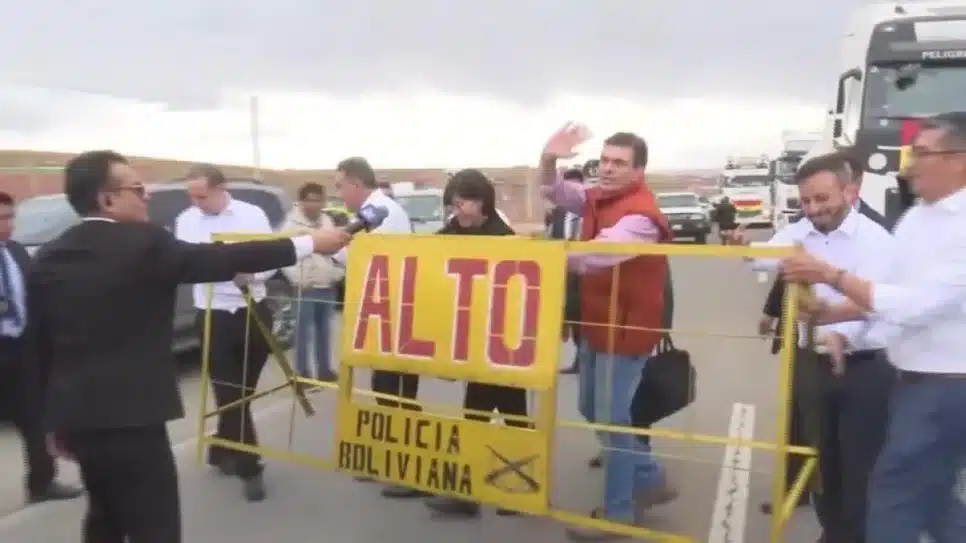 Rodrigo Paz lidera grande comboio de combustível chegando à Bolívia