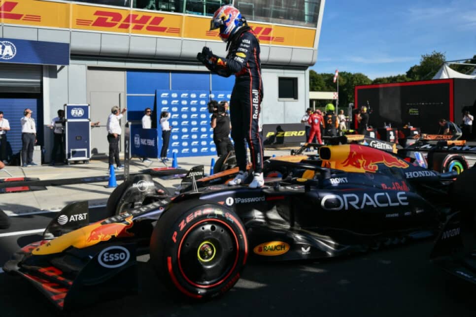 O holandês Max Verstappen, da Red Bull Racing, comemora a pole position após a sessão de classificação para o Grande Prêmio da Itália de Fórmula 1
