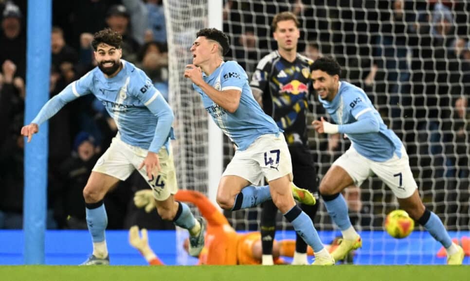 Phil Foden, do Manchester City, comemora o terceiro gol da equipe durante a partida da Premier League contra o Leeds United, no Etihad Stadium