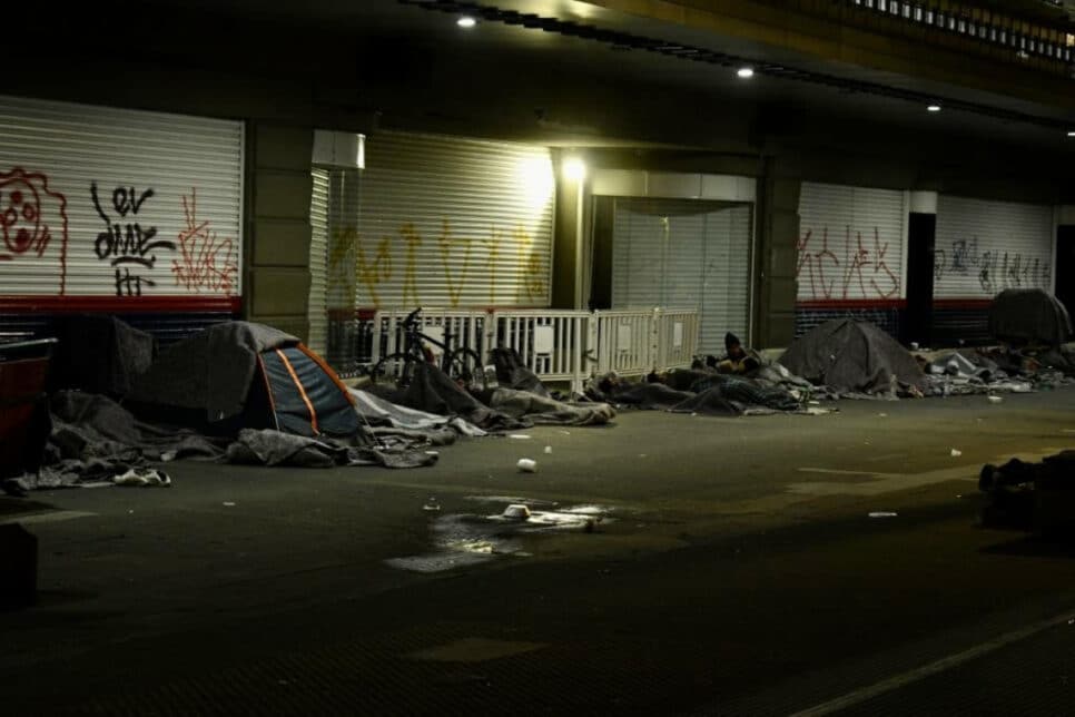 Pessoas em situação de rua dormem em calçada na região central de São Paulo