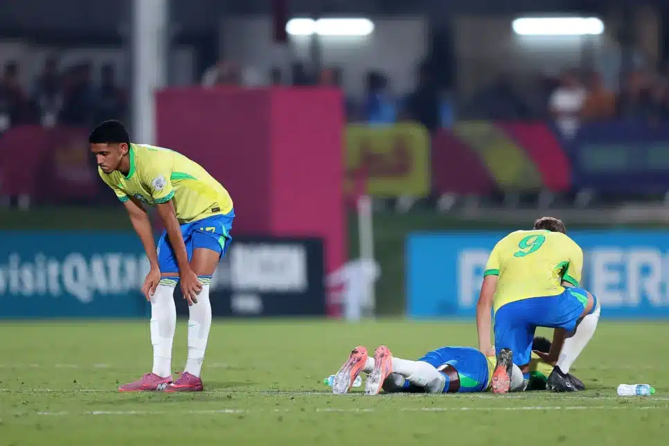 Jogadores do Brasil lamentam a derrota para Portugal na disputa de pênaltis do Mundial Sub-17