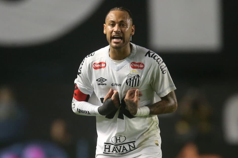 Neymar, do Santos, reage na partida entre Santos e Internacional