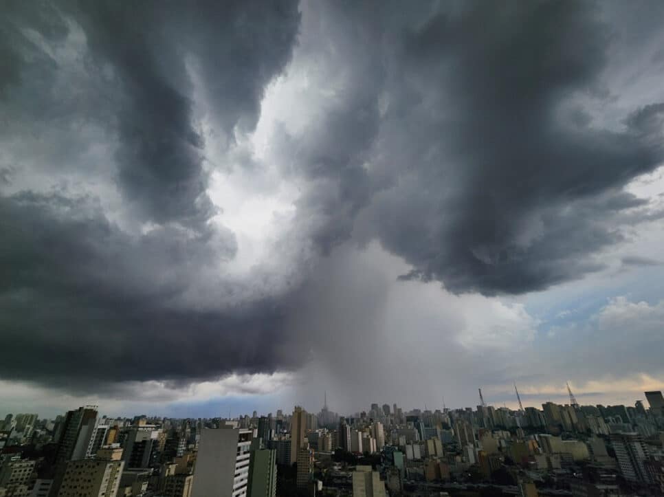 Nuvens escuras na região central de São Paulo