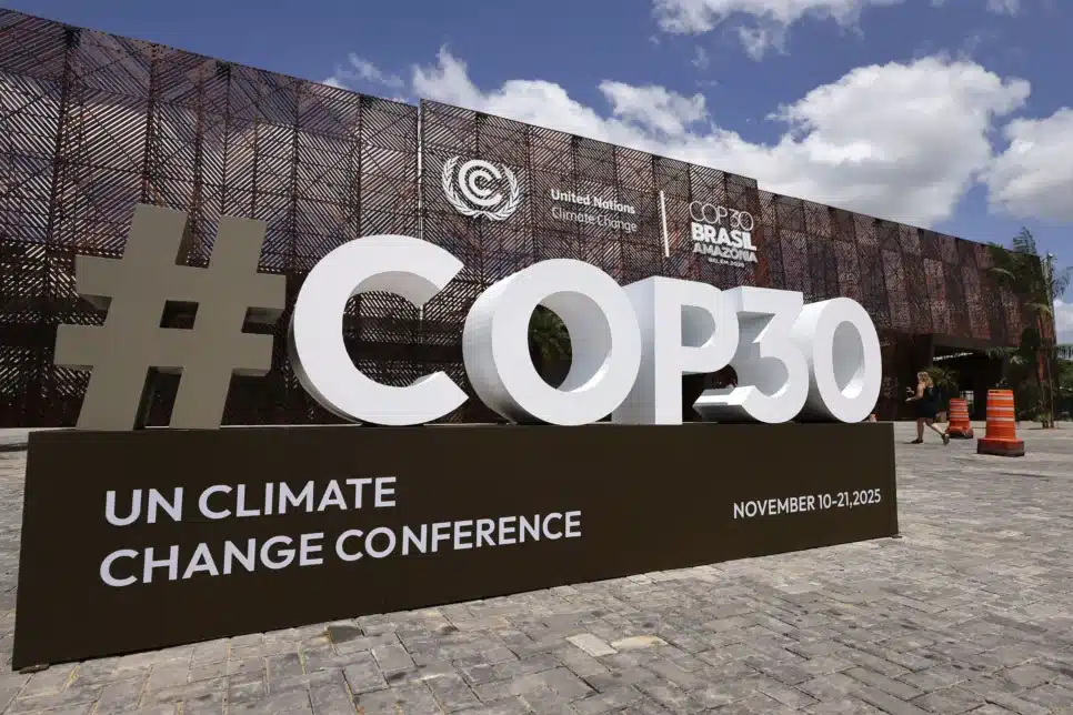 Logo da COP30 é exibido em frente a um edifício central em Belém, Brasil