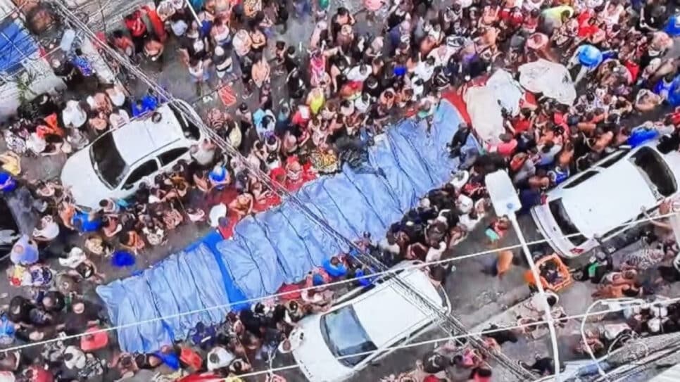 Imagem de drone mostra corpos levados a praça no Complexo da Penha, na Zona Norte do Rio de Janeiro, em 29 de outubro de 2025