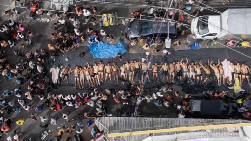Imagem de drone mostra corpos levados a praça no Complexo da Penha, na Zona Norte do Rio de Janeiro, em 29 de outubro de 2025