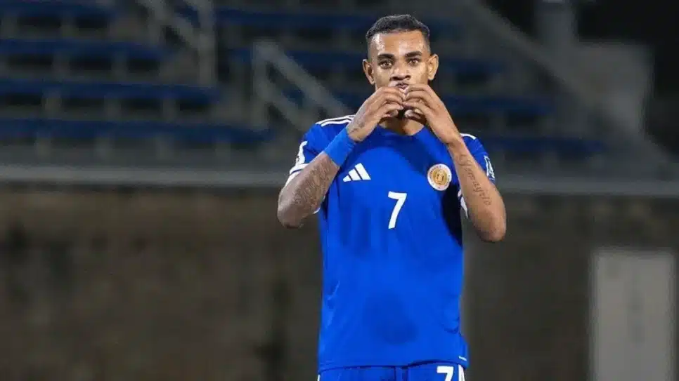 Juninho Bacuna, de Curaçao, comemorando um dos gols na goleada sobre Bermuda pelas Eliminatórias