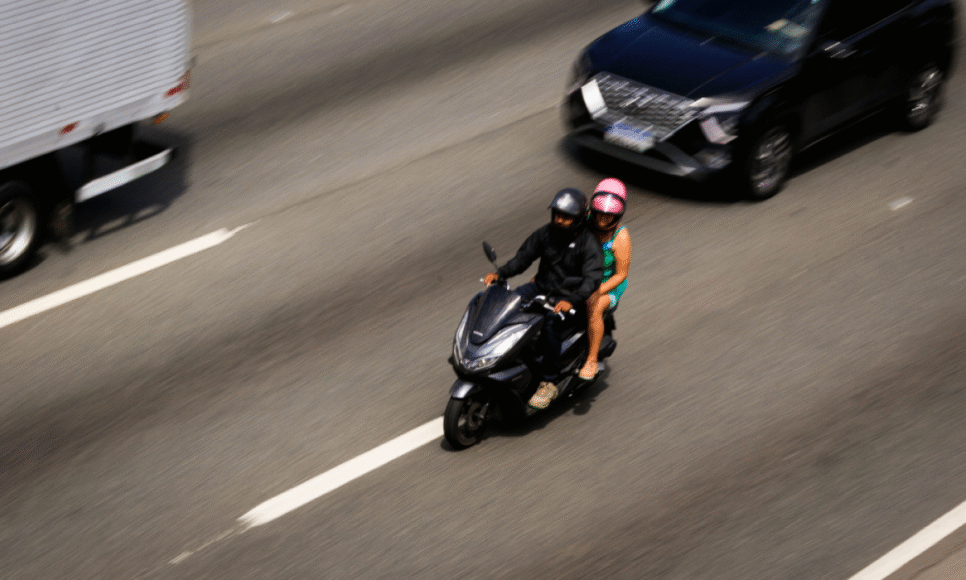 Uber e 99 anunciam que vão iniciar o serviço de motoapps na cidade de São Paulo em 11 de dezembro, mesmo que a Prefeitura não regulamente o modal