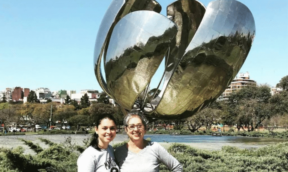 Filha Carolina Bizinoto (à esq.) e a mãe Maria Vilma (à dir.), que morreu agredida por um homem em situação de rua em Buenos Aires