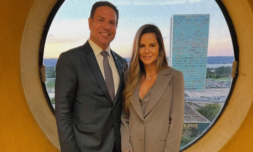 Rebeca Ramagem, esposa do deputado federal Alexandre Ramagem (PL-RJ), informa ter sido alvo de um mandado de busca e apreensão expedido pelo ministro Alexandre de Moraes