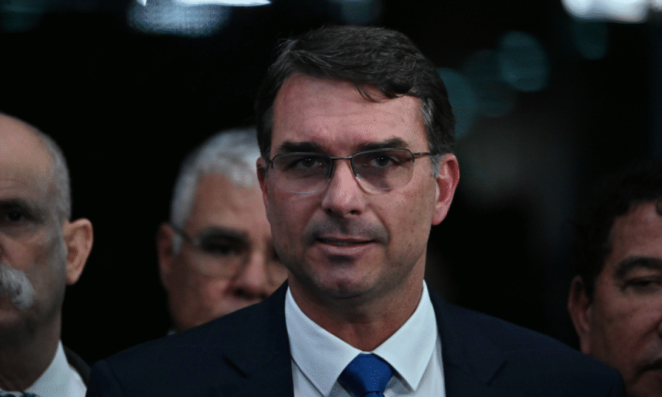 Flávio Bolsonaro faz ataques ao magistrado e tenta desacreditar o julgamento na Corte