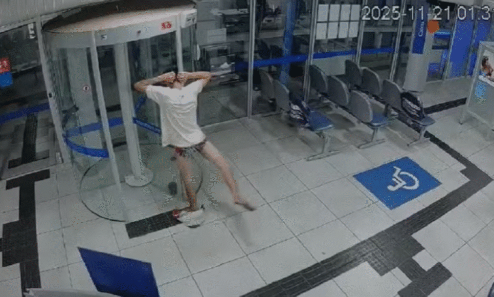 Tentativa de furto a uma agência bancária em Carangola, na Zona da Mata mineira, terminou de forma inusitada, quando um jovem de 20 anos invadiu o local acabou ficando apenas de cueca ao tentar passar pela porta giratória