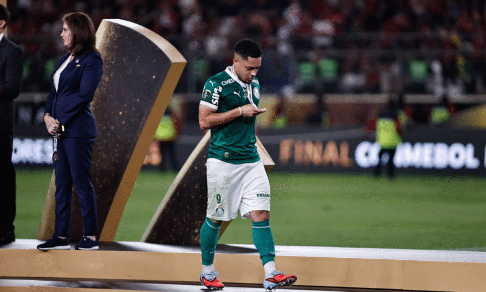 Vitor Roque lamenta a derrota por 1 a 0 para o Flamengo na final da Copa Libertadores