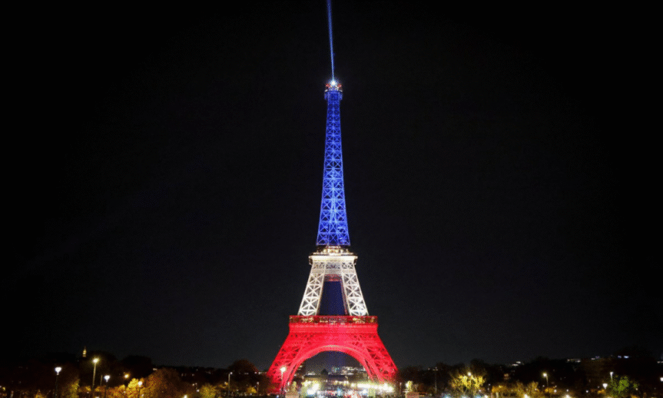 Torre Eiffel iluminada com as cores da bandeira nacional francesa para relembrar o 10º aniversário dos ataques terroristas de 2015 em Paris