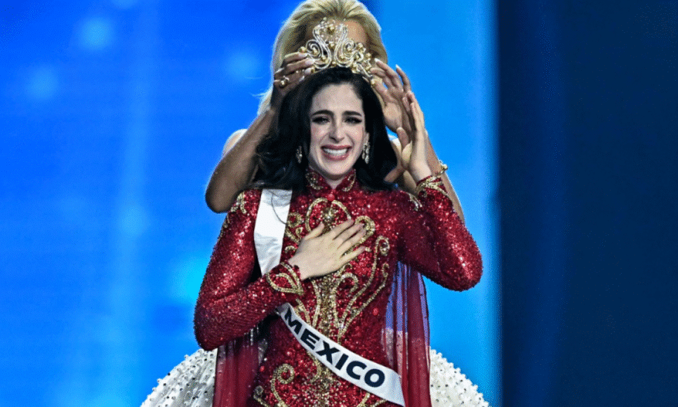 Miss México Fatima Bosch é coroada durante a celebração da vitória no concurso Miss Universo 2025