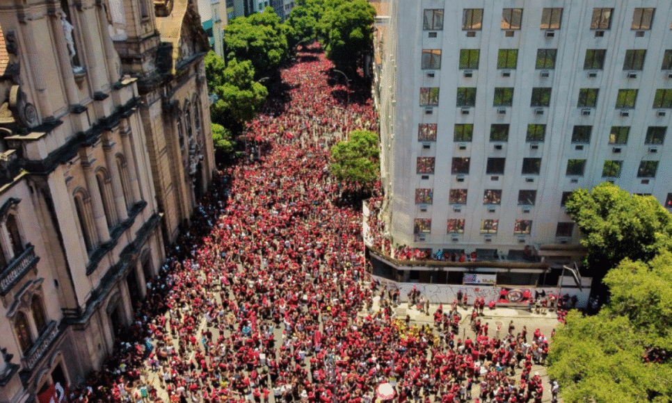 Vista aérea de torcedores aguardando os jogadores do Flamengo no Rio de Janeiro