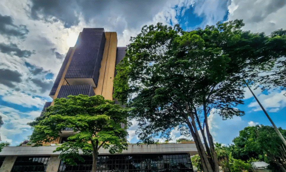 Contas externas do Brasil tiveram saldo negativo de US$ 9,774 bilhões em setembro, informou o Banco Central (BC)