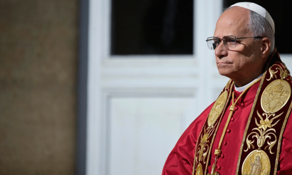 Papa Leão XIV posa para foto durante encontro com o presidente italiano Sergio Matarella no Quirinale (Casa Presidencial da Itália), em Roma