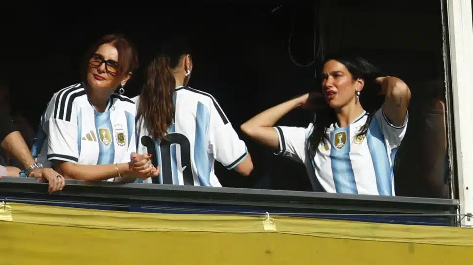 Dua Lipa com a camisa da Argentina na Bombonera