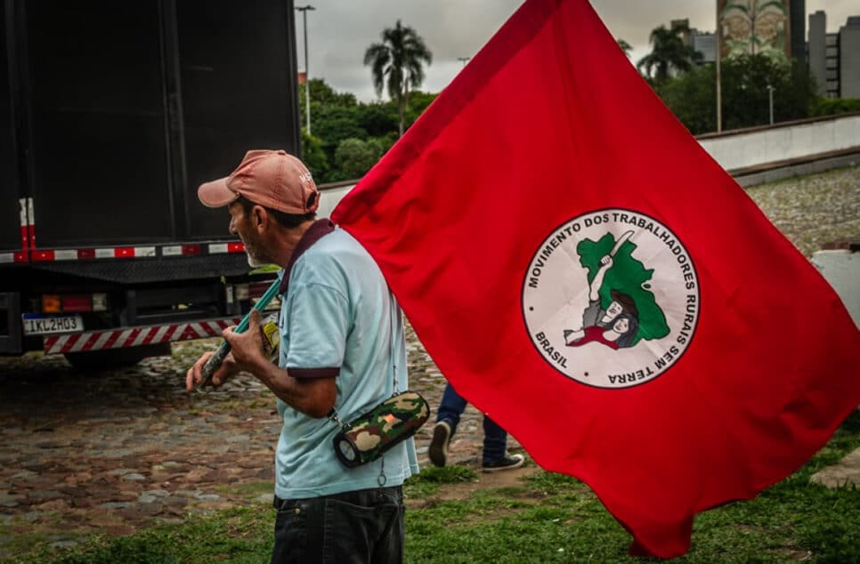 Ato em defesa da democracia intitulado de "Sem anistia para golpistas", reune centenas de militantes do Movimento Sem Terra (MST),