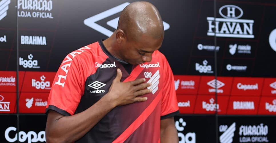 Fernandinho fechou com o Athletico-PR até o fim de 2024