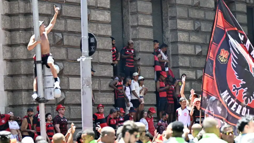 Torcida do Flamengo lota o centro do Rio para receber a equipe após o título da Libertadores