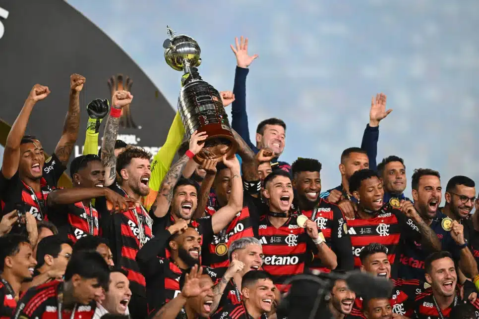 Elenco do Flamengo levanta a taça da Libertadores 2025