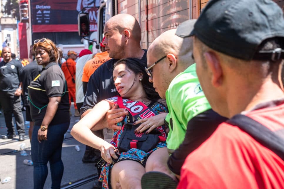 Em trio elétrico, Flamengo faz festa no Centro do Rio para comemorar tetra da Libertadores