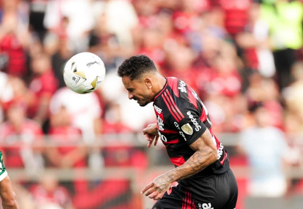 Danilo sobe sozinho para marcar o gol do título do Flamengo