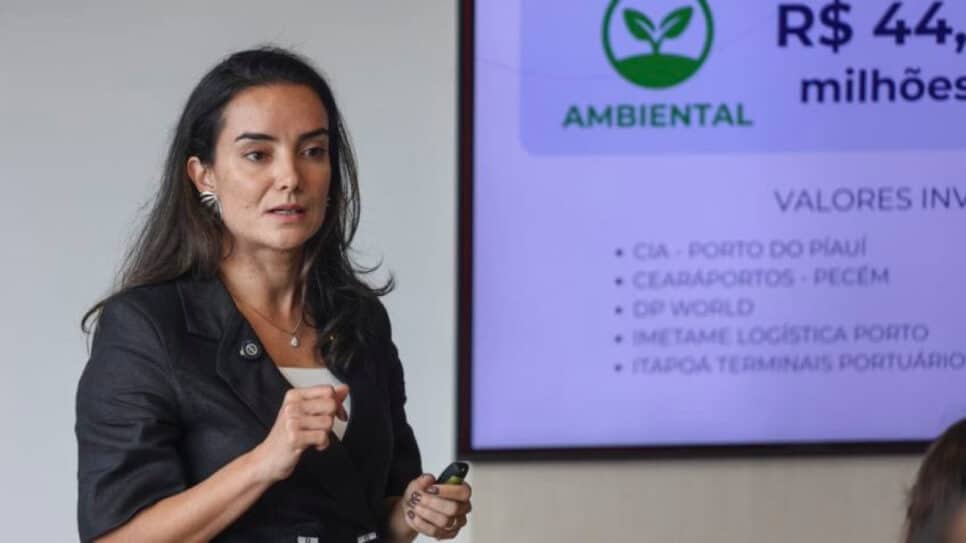 Na imagem, a diretora da ATP (Associação dos Terminais Portuários Privados), Gabriela Costa, durante fala para jornalistas na sede da Portonave, em Navegantes (SC)