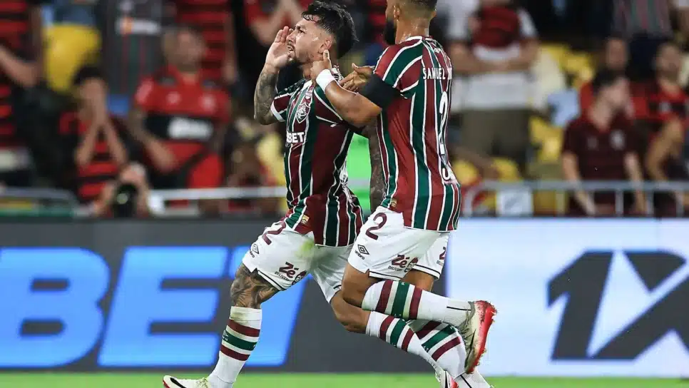 Lucho Acosta comemora o primeiro gol do Fluminense no clássico contra o Flamengo