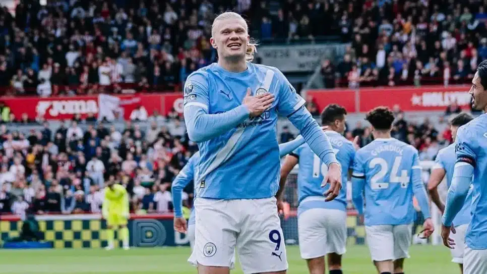Haaland, atacante do Manchester City, comemorando seu gol contra o Brentford