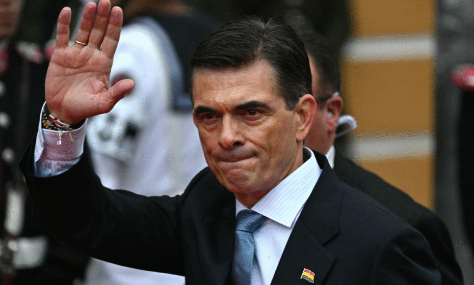 O presidente eleito da Bolívia, Rodrigo Paz, acena ao chegar à Praça Murillo para sua cerimônia de posse em La Paz, em 8 de novembro de 2025. (Foto de AIZAR RALDES / AFP)