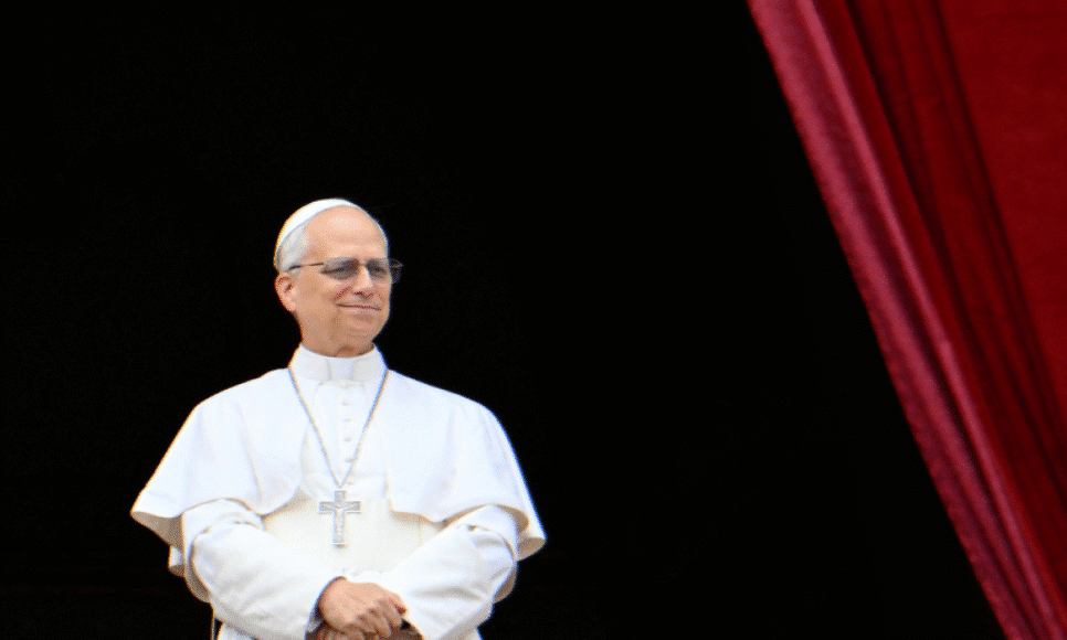 O Papa Leão XIV saúda a multidão após a oração do Regina Caeli, da varanda central principal da Basílica de São Pedro, no Vaticano, em 11 de maio de 2025