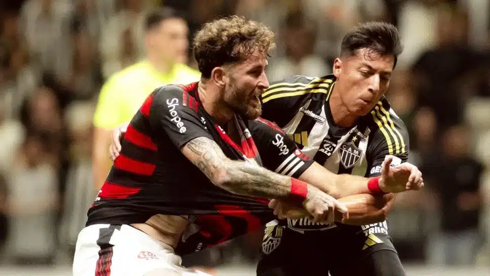 Léo Pereira, do Flamengo, em disputa do jogo contra o Atlético-MG
