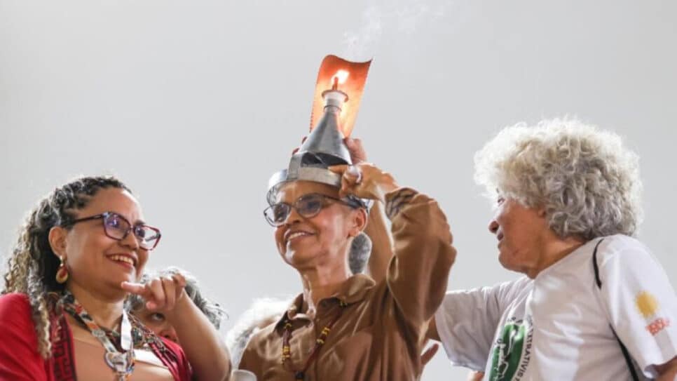 Marina Silva com lanterna "prolonga" na cabeça