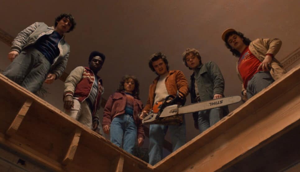 Finn Wolfhard, Caleb McLaughlin, Natalia Dyer, Joe Keery, Charlie Heaton e Gaten Matarazzo na cena que homenageou "Esqueceram de Mim" em "Stranger Things"
