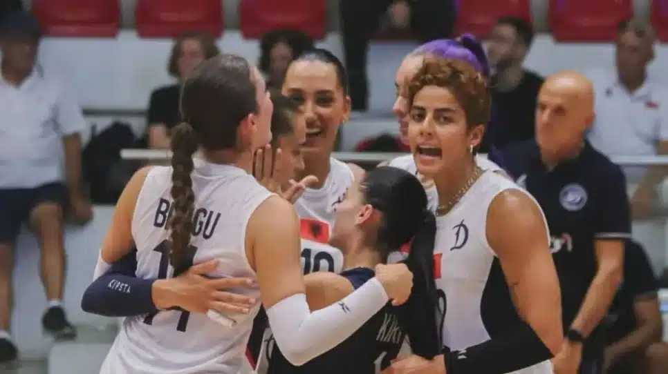 Nayara Ferreira (dir.) em ação pelo Dinamo, da Albânia