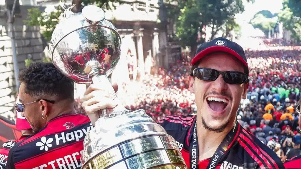 Pedro, do Flamengo, durante a festa do título da Libertadores