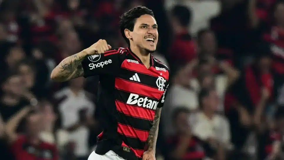 Pedro, do Flamengo, comemorando seu gol contra o Estudiantes, pela Libertadores