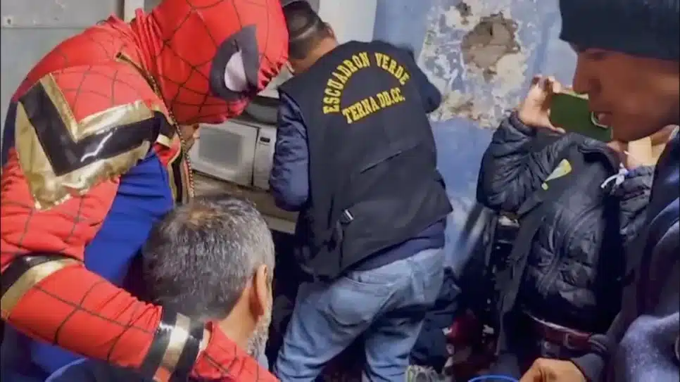 Polícia vestido de Homem-Aranha prende suspeito no Peru durante Halloween